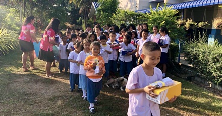 ฝ่ายการตลาดประกันชีวิตกลุ่ม ร่วมบริจาครองเท้าและถุงเท้า ให้กับโรงเรียนบ้านพุเตย จ.กาญจนบุรี